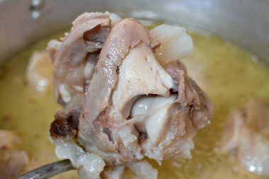 Arap Mısır mutfağından kawareh paçaları ve diz boyu kolajen ve jelatin dolu çorba, pişirilmiş inek ayakları ve dizler, koşu bandı kemik güveci, kas ve bağışıklık için iyi, seçici odaklanma