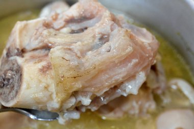 Arap Mısır mutfağından kawareh paçaları ve diz boyu kolajen ve jelatin dolu çorba, pişirilmiş inek ayakları ve dizler, koşu bandı kemik güveci, kas ve bağışıklık için iyi, seçici odaklanma