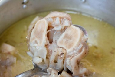 Arap Mısır mutfağından kawareh paçaları ve diz boyu kolajen ve jelatin dolu çorba, pişirilmiş inek ayakları ve dizler, koşu bandı kemik güveci, kas ve bağışıklık için iyi, seçici odaklanma