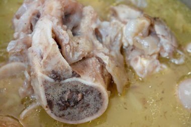 Arap Mısır mutfağından kawareh paçaları ve diz boyu kolajen ve jelatin dolu çorba, pişirilmiş inek ayakları ve dizler, koşu bandı kemik güveci, kas ve bağışıklık için iyi, seçici odaklanma