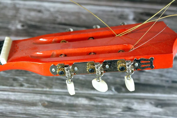 Una Vieja Guitarra Clásica Madera Rota Con Cuerdas Dañadas Acordes —  Fotos de Stock
