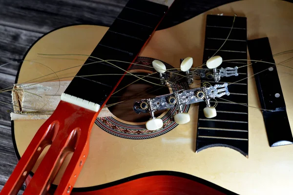 Uma Guitarra Clássica Velha Madeira Quebrada Com Acordes Cordas Danificadas — Fotografia de Stock