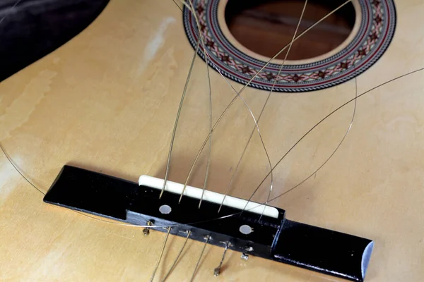 Złamane Drewniane Stare Gitara Klasyczna Uszkodzonymi Struny Akordy Roztrzaskany Instrument — Zdjęcie stockowe
