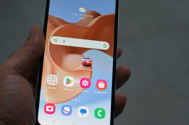Kahire, Mısır, Nisan 12023: Samsung akıllı telefon, Google uygulamaları, Google uygulamaları, krom, Gmail, haritalar, Drive, YouTube, playstore, meet, Google play, Samsung Store, Kamera, Telefon, Galeri