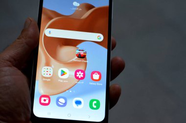 Kahire, Mısır, Nisan 12023: Samsung akıllı telefon, Google uygulamaları, Google uygulamaları, krom, Gmail, haritalar, Drive, YouTube, playstore, meet, Google play, Samsung Store, Kamera, Telefon, Galeri