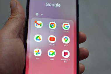 Kahire, Mısır, Nisan 12023: Samsung akıllı telefon, Gmail, krom, Google, sürücü, YouTube, Maps, Galeri, Meet ve Google oyun uygulamaları, cep telefonu uygulamaları başlatılıyor