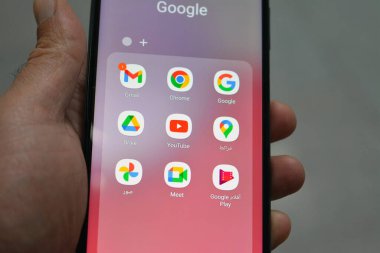 Kahire, Mısır, Nisan 12023: Samsung akıllı telefon, Gmail, krom, Google, sürücü, YouTube, Maps, Galeri, Meet ve Google oyun uygulamaları, cep telefonu uygulamaları başlatılıyor