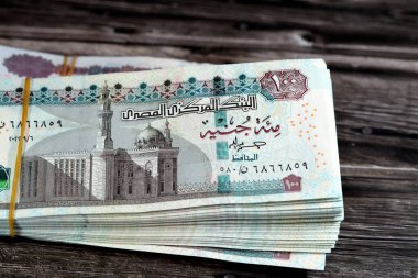 Mısır para desteleri 100 ve 50 EGP LE 100 ve 50 Pound banknot ahşap üzerinde izole Sultan Hassan ve Abu Hurayba camileri, sfenks, Edfu tapınağı ve kanatlı bok böceği