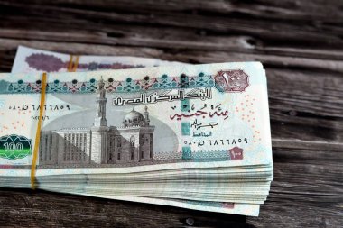 Mısır para desteleri 100 ve 50 EGP LE 100 ve 50 Pound banknot ahşap üzerinde izole Sultan Hassan ve Abu Hurayba camileri, sfenks, Edfu tapınağı ve kanatlı bok böceği