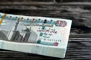 100 EGP LE 100 Mısırlı banknot yığını, harcama, para verme ve kullanma, Sultan Hasan camii ve Sfenks ile banknotlar kullanarak ödeme ve satın alma