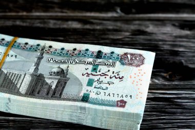 100 EGP LE 100 Mısırlı banknot yığını, harcama, para verme ve kullanma, Sultan Hasan camii ve Sfenks ile banknotlar kullanarak ödeme ve satın alma