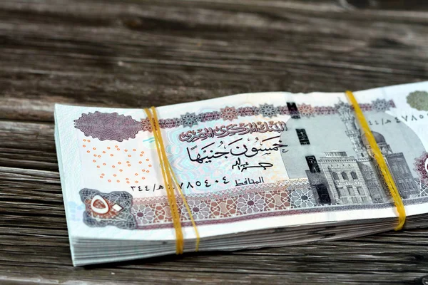 Egito Pilha Dinheiro Libras Isoladas Fundo Madeira Pilha Egp Cinquenta — Fotografia de Stock
