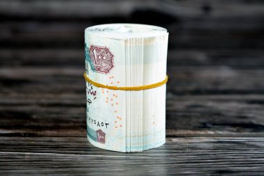 100 EGP LE 100 Mısır nakit para banknotları lastik bant ile sarılı, Mısır para rulo pound Sultan Hasan cami ve ahşap arka planda izole Sfenks özellikleri