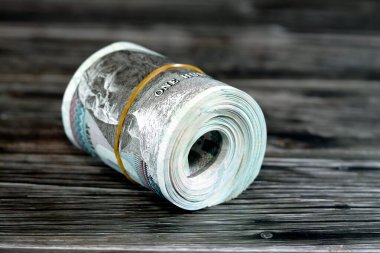 100 EGP LE 100 Mısır nakit para banknotları lastik bant ile sarılı, Mısır para rulo pound Sultan Hasan cami ve ahşap arka planda izole Sfenks özellikleri