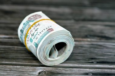 100 EGP LE 100 Mısır nakit para banknotları lastik bant ile sarılı, Mısır para rulo pound Sultan Hasan cami ve ahşap arka planda izole Sfenks özellikleri