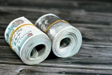 100 EGP LE 100 Mısır nakit para banknotları lastik bant ile sarılı, Mısır para rulo pound Sultan Hasan cami ve ahşap arka planda izole Sfenks özellikleri