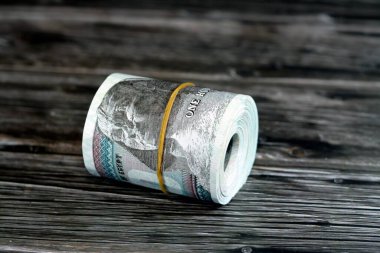 100 EGP LE 100 Mısır nakit para banknotları lastik bant ile sarılı, Mısır para rulo pound Sultan Hasan cami ve ahşap arka planda izole Sfenks özellikleri