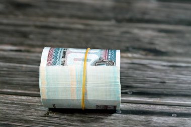 100 EGP LE 100 Mısır nakit para banknotları lastik bant ile sarılı, Mısır para rulo pound Sultan Hasan cami ve ahşap arka planda izole Sfenks özellikleri