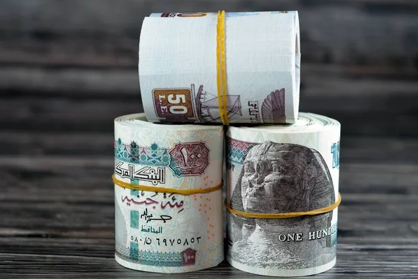 埃及面额分别为100埃及镑和50埃及镑的钞票和50镑的钞票 分别用苏丹哈桑和阿布 华里巴 狮身人面像 埃德福神殿和有翼的围巾隔开 — 图库照片