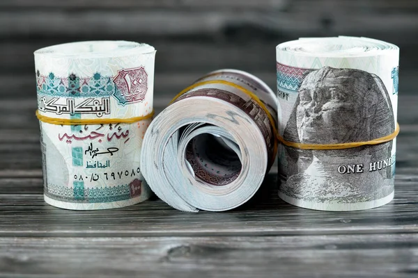이집트의 100 Egp 100 이집트 지폐와 나무에 고립되어 건물인 Sultan — 스톡 사진