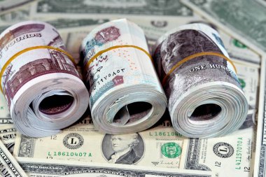 Mısır para ruloları banknotları 100 ve 50 EGP LE 100 Mısırlı ve 50 Pound Amerikan dolarları eski antika banknotlar, Mısır ve ABD döviz kuru kuru
