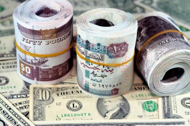Mısır para ruloları banknotları 100 ve 50 EGP LE 100 Mısırlı ve 50 Pound Amerikan dolarları eski antika banknotlar, Mısır ve ABD döviz kuru kuru