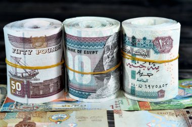 Mısır para ruloları 100 ve 50 EGP LE 100 Mısırlı ve 50 Pound Kuveyt dinarı KWD bir, yarım ve çeyrek para birimi notaları, Mısır ve Kuveyt döviz kurları