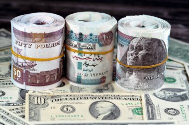 Mısır para ruloları banknotları 100 ve 50 EGP LE 100 Mısırlı ve 50 Pound Amerikan dolarları eski antika banknotlar, Mısır ve ABD döviz kuru kuru
