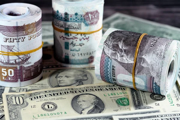 埃及面额100埃及镑和50埃及镑的钞票和50镑的美元旧旧币钞票 埃及和美国的货币兑换率 — 图库照片