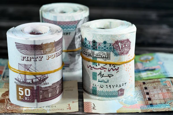 埃及面额为100埃及镑和50埃及镑的钞票和50镑科威特第纳尔的钞票 一个半科威特第纳尔的钞票 埃及和科威特货币兑换率 — 图库照片