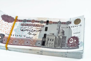 Mısır para yığını ahşap arka planda izole edilmiş 50 EGP LE 50 Mısır sterlini nakit para banknotları Ebu Hurayba Camii 'nin resmi, Edfu tapınağı ve kanatlı böcek, seçici odaklı