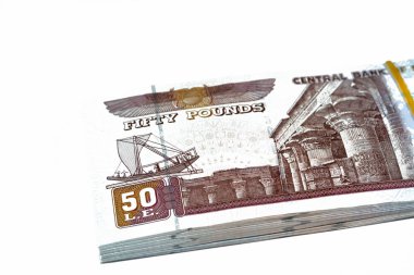 Mısır para yığını ahşap arka planda izole edilmiş 50 EGP LE 50 Mısır sterlini nakit para banknotları Ebu Hurayba Camii 'nin resmi, Edfu tapınağı ve kanatlı böcek, seçici odaklı