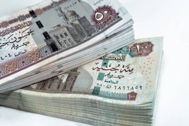 Mısır para desteleri 100 ve 50 EGP LE 100 ve 50 Pound banknot ahşap üzerinde izole Sultan Hassan ve Abu Hurayba camileri, sfenks, Edfu tapınağı ve kanatlı bok böceği