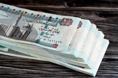 100 EGP LE 100 Mısırlı banknot yığını, harcama, para verme ve kullanma, Sultan Hasan camii ve Sfenks ile banknotlar kullanarak ödeme ve satın alma
