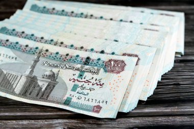 100 EGP LE 100 Mısırlı banknot yığını, harcama, para verme ve kullanma, Sultan Hasan camii ve Sfenks ile banknotlar kullanarak ödeme ve satın alma