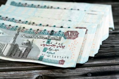 100 EGP LE 100 Mısırlı banknot yığını, harcama, para verme ve kullanma, Sultan Hasan camii ve Sfenks ile banknotlar kullanarak ödeme ve satın alma