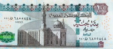100 EGP LE 100 Mısır Pound banknotları, harcama, para verme ve kullanma, Sultan Hasan camisi ve Sfenks ile banknotlar kullanarak ödeme ve satın alma