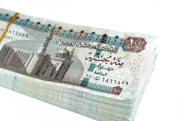 100 Egp 100エジプトポンド紙幣のスタック 寄付とお金の概念を使用して スルタンハサンモスクとスフィンクスと紙幣を支払い — ストック写真