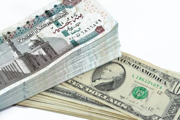 堆积如山的埃及钞票 面值100埃及镑 面值100埃及镑 面值为美元 古董币 埃及和美国货币兑换率 — 图库照片
