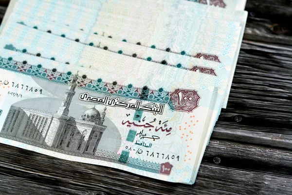 堆积起来的100埃镑埃及镑钞票 给予和使用货币概念 使用苏丹哈桑清真寺和狮身人面像的钞票支付和购买 — 图库照片