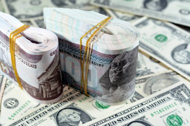 Katlanmış Mısır para banknotları 100 ve 50 EGP LE 100 Mısırlı ve 50 Pound Amerikan dolarları eski antika banknotlar, Mısır ve ABD döviz kuru kuru