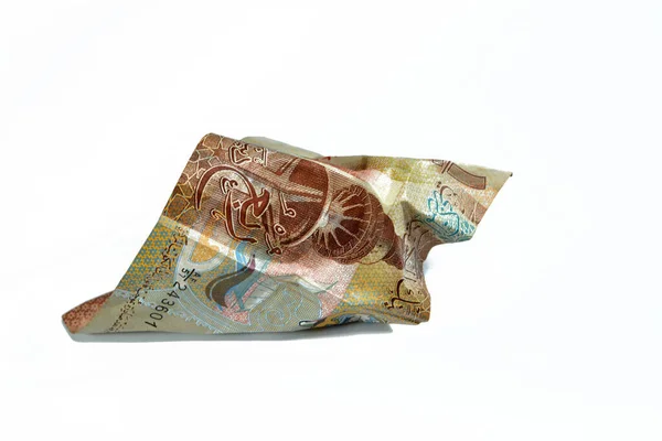 変更のクウェートのお金を粉砕Kwd 4分の1クウェートディナール紙幣分離 しわのある4分の1ディナールの現金紙幣銀行券 クウェートの経済インフレの概念 お金の価値背景 — ストック写真
