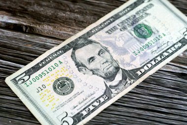 Yırtık bir 5 dolarlık banknotun gözlemci tarafı, Başkan Abraham Lincoln 'ün portresi ile yapıştırılmış, eski Amerikan para banknotu, klasik retro, Amerika Birleşik Devletleri.