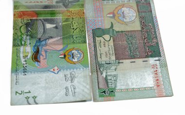 Eski ve yeni Kuveyt 'in yarım dinar banknotları, Kuveyt' in para dolu arması, vignette değiştiricilerin tezgahları, kahve makinesinin vignette 'i, Kuveyt Kuleleri ve bir dhow gemisi, deniz kaplumbağası, balık, misket oynayan çocuklar