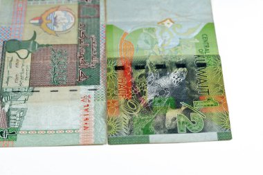 Eski ve yeni Kuveyt 'in yarım dinar banknotları, Kuveyt' in para dolu arması, vignette değiştiricilerin tezgahları, kahve makinesinin vignette 'i, Kuveyt Kuleleri ve bir dhow gemisi, deniz kaplumbağası, balık, misket oynayan çocuklar
