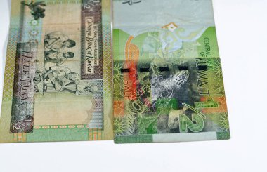 Eski ve yeni Kuveyt 'in yarım dinar banknotları, Kuveyt' in para dolu arması, vignette değiştiricilerin tezgahları, kahve makinesinin vignette 'i, Kuveyt Kuleleri ve bir dhow gemisi, deniz kaplumbağası, balık, misket oynayan çocuklar