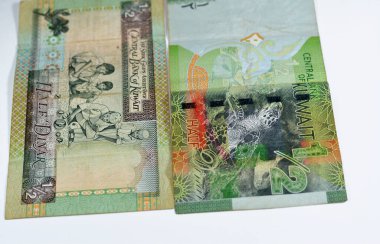Eski ve yeni Kuveyt 'in yarım dinar banknotları, Kuveyt' in para dolu arması, vignette değiştiricilerin tezgahları, kahve makinesinin vignette 'i, Kuveyt Kuleleri ve bir dhow gemisi, deniz kaplumbağası, balık, misket oynayan çocuklar