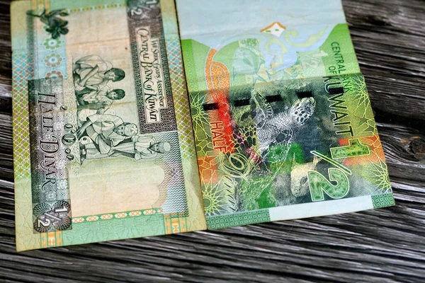 Gamla Och Nya Kuwaitiska Halv Dinar Bill Sedlar Pengar Vapensköld — Stockfoto