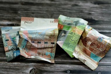 Çökmüş Kuveyt parası, yarısı ve bir KWD Kuveyt dinarı banknotu izole, buruşuk dinar nakit para banknotları, Kuveyt 'te ekonomik enflasyon konsepti, para değeri geçmişi