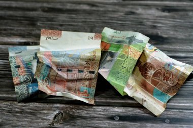 Çökmüş Kuveyt parası, yarısı ve bir KWD Kuveyt dinarı banknotu izole, buruşuk dinar nakit para banknotları, Kuveyt 'te ekonomik enflasyon konsepti, para değeri geçmişi